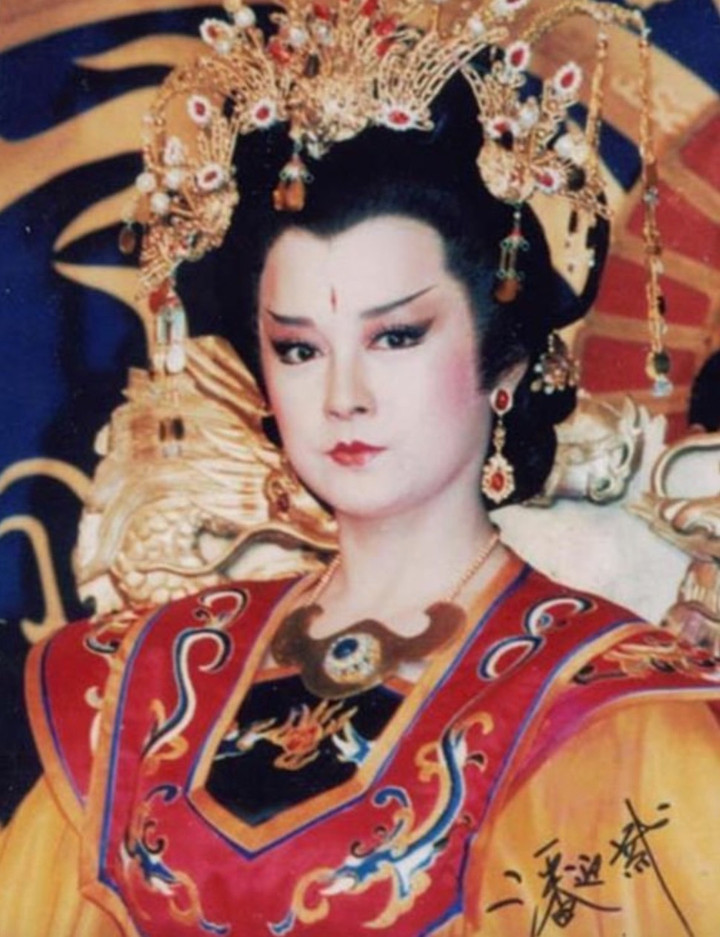 Vẻ đẹp sắc sảo của "Võ Tắc Thiên" Phan Nghinh Tử.