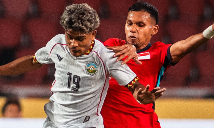 U22 Timor Leste (áo trắng) đánh bại U22 Singapore.