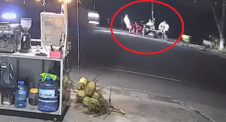 Ba thanh niên ngồi uống nước bên đường trước khi bị xe khách tông. (Ảnh cắt từ clip)