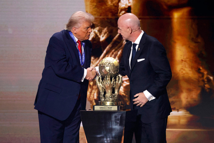 Chủ tịch FIFA Gianni Infantino trao giải Hòa bình cho ông Trump. (Ảnh: Reuters)