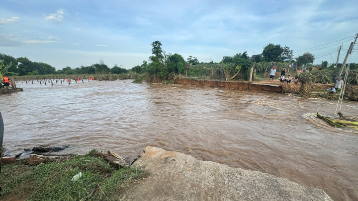 Nước lũ cuốn trôi 1 đoạn đường tại phường Hàm Thắng khiến nhiều hộ dân bị cô lập. Ảnh: T.L