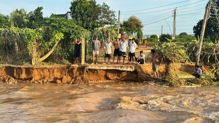 Nhiều người dân không thể đi lại do đường bị nước cuốn trôi. Ảnh: T.L