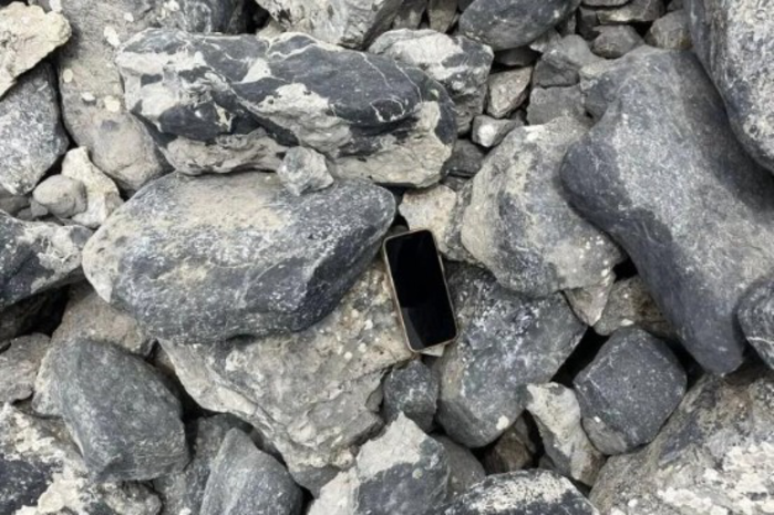 Chiếc điện thoại được tìm thấy sau 3 năm thất lạc.