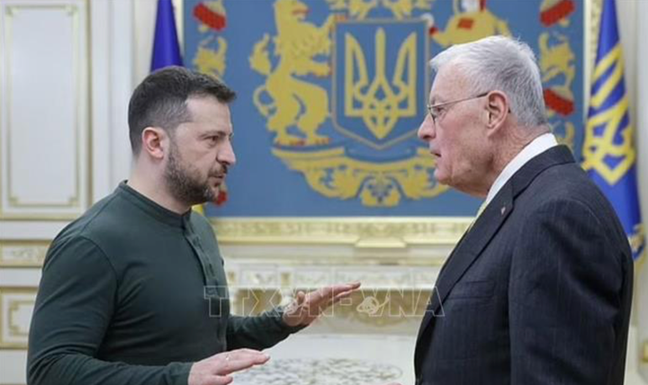 Tổng thống Ukraine Volodymyr Zelensky (trái) tiếp ông Keith Kellogg, tại Kiev, ngày 20/2/2025. (Ảnh: EPA/TTXVN)