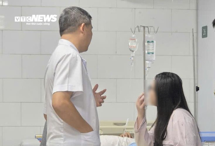 Người bệnh ngộ độc bóng cười điều trị tại Bệnh viện Bạch Mai. (Ảnh: Như Loan)