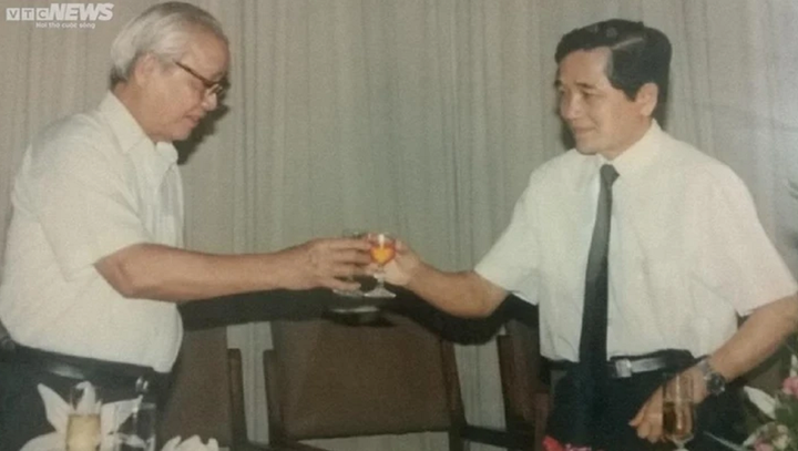 Thủ tướng Võ Văn Kiệt và ông Vũ Ngọc Hải nâng ly chúc mừng lễ khởi công đường điện 500 KV. (Ảnh tư liệu)