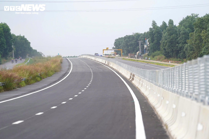 Lebuhraya Bien Hoa - Vung Tau melalui Dong Nai memecut ke garisan penamat selepas tanah itu dibersihkan.