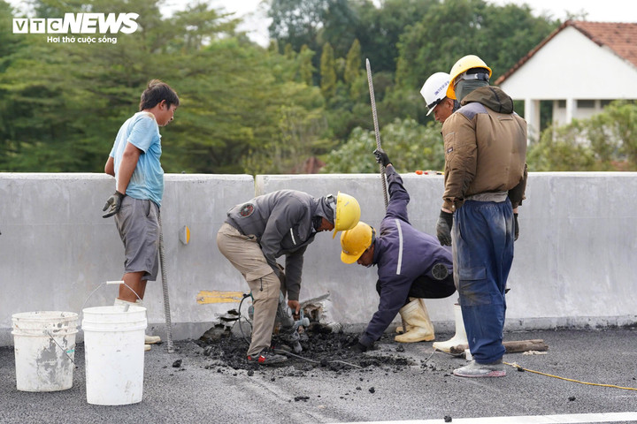 Pekerja sedang menyiapkan barang akhir di projek lebuh raya Bien Hoa - Vung Tau.