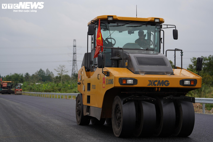 Lebih 2,100 pekerja dan 1,150 mesin sedang 