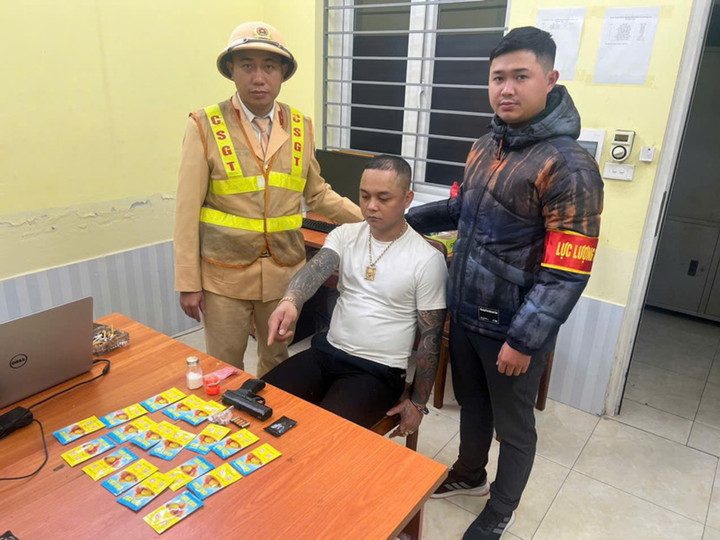 Nguyễn Văn Dậu cùng số súng đạn và ma túy bị thu giữ.