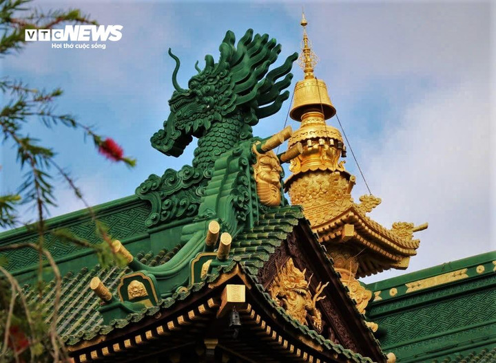 Nền màu xanh ngả đen với các đường nét chạm khắc tinh xảo của các góc mái và chân tường không làm kiến trúc trở nên cũ kỹ, mà ngược lại, nó mang lại cảm giác về sự trường tồn, vượt thời gian.