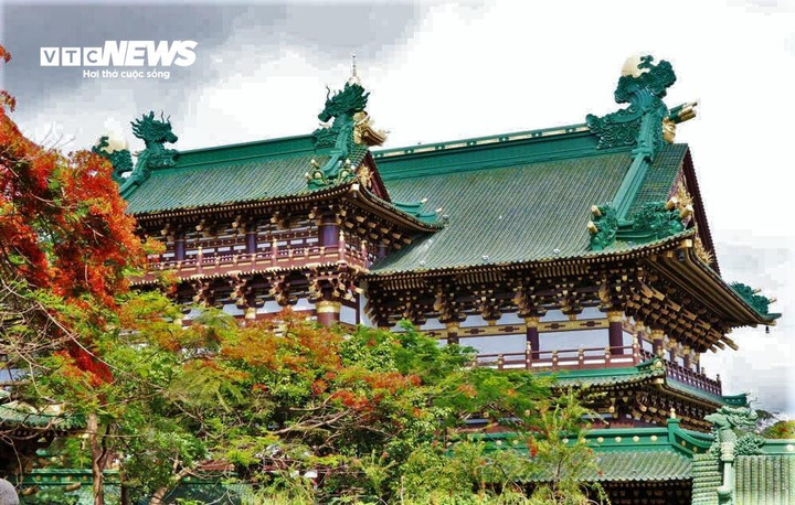 Khung cảnh cây cối trong chùa hoà quyện với những đường nét kiến trúc khiến các khối hình nổi bật, tạo chiều sâu và độ tương phản của màu rêu xanh thẫm.