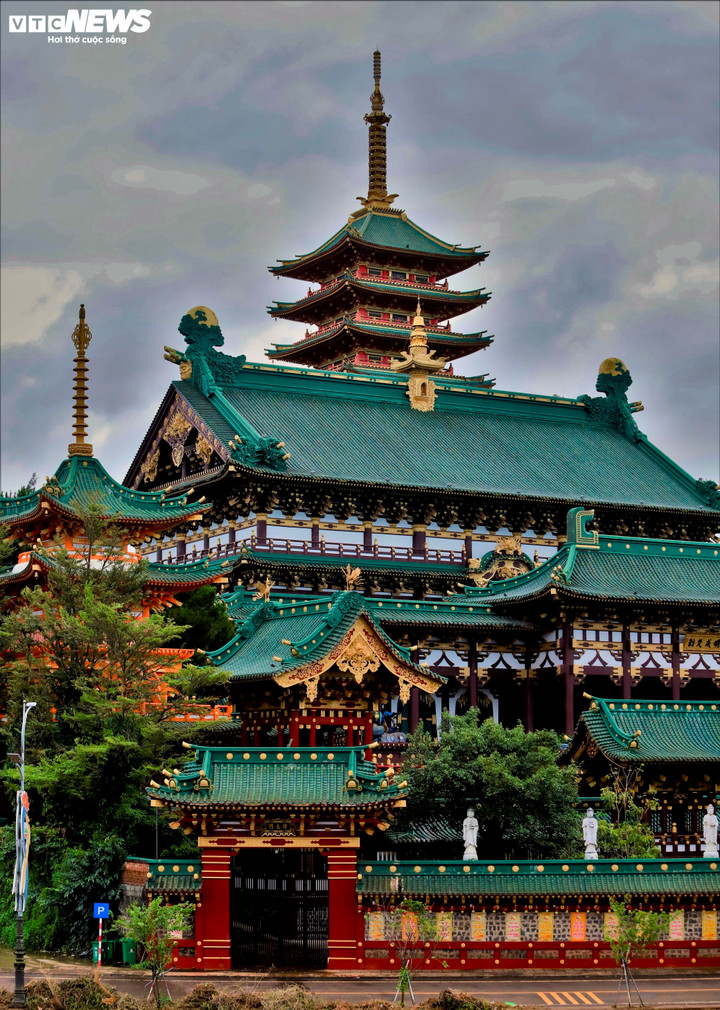 Yếu tố chính làm nên điều khác biệt thật sự hút du khách cùa chùa Minh Thành chính là vẻ đẹp sâu lắng, cuốn hút bởi màu xanh rêu phong phủ, trầm mặc qua thời gian.