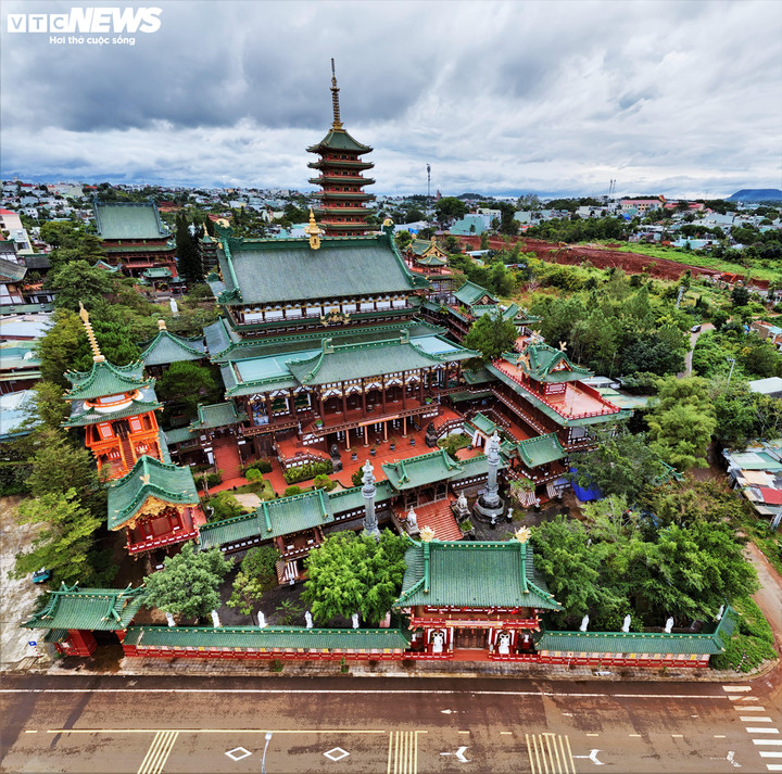 Chùa Minh Thành tọa lạc giữa lòng phố núi Pleiku (giờ là phường Hội Phú, tỉnh Gia Lai) là một trong những công trình kiến trúc Phật giáo nổi bật và độc đáo nhất khu vực Tây Nguyên.