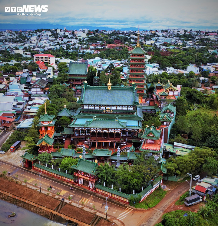 Vẻ đẹp rêu phong ở Minh Thành chính là minh chứng cho sự tôn trọng khi hòa hợp giữa kiến trúc nhân tạo và vẻ đẹp tự nhiên. Không gian của chùa toát lên cảm giác về một ngôi đền cổ kính, thiền định hàng trăm năm lịch sử mặc dù tuổi đời thực tế của công trình này chỉ nửa thế kỷ.