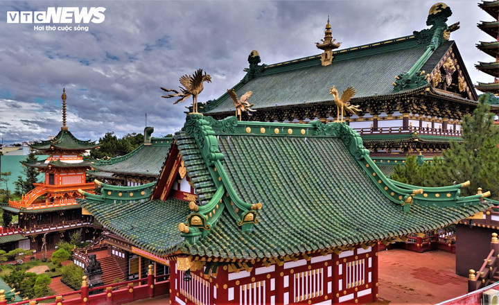 Màu xanh rêu cổ kính, phủ lên những chi tiết kiến trúc tinh xảo, tạo nên một không gian chùa Minh Thành trang nghiêm và thơ mộng.