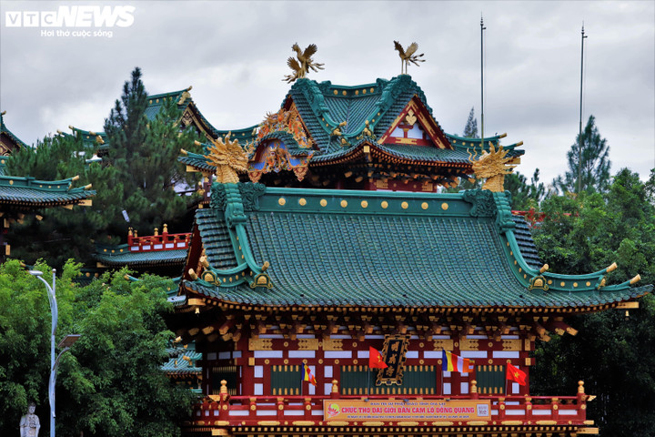 Mặc dù được xây dựng bằng vật liệu hiện đại, nhưng chùa Minh Thành mang đậm phong cách kiến trúc kiểu Nhật Bản và một phần hình ảnh của Mạn-đà-la (Mandala Mật giáo). Thêm vào đó là sự hòa quyện với thời tiết sương mù phố núi đã tạo nên những mảng màu độc đáo.