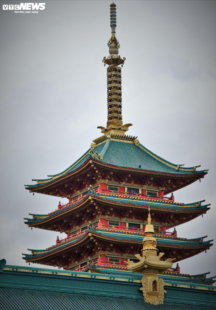 Từ Bảo tháp 9 tầng đến Chánh điện uy nghiêm, tất thảy mang vẻ đẹp cổ kính, trầm lặng, như một bức tranh, thu hút mọi ánh nhìn.