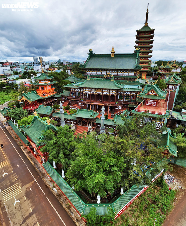 Nhìn từ trên cao, chùa Minh Thành trông như một "cung điện" tâm linh bề thế, mang đậm phong cách kiến trúc Á Đông đầy ấn tượng.