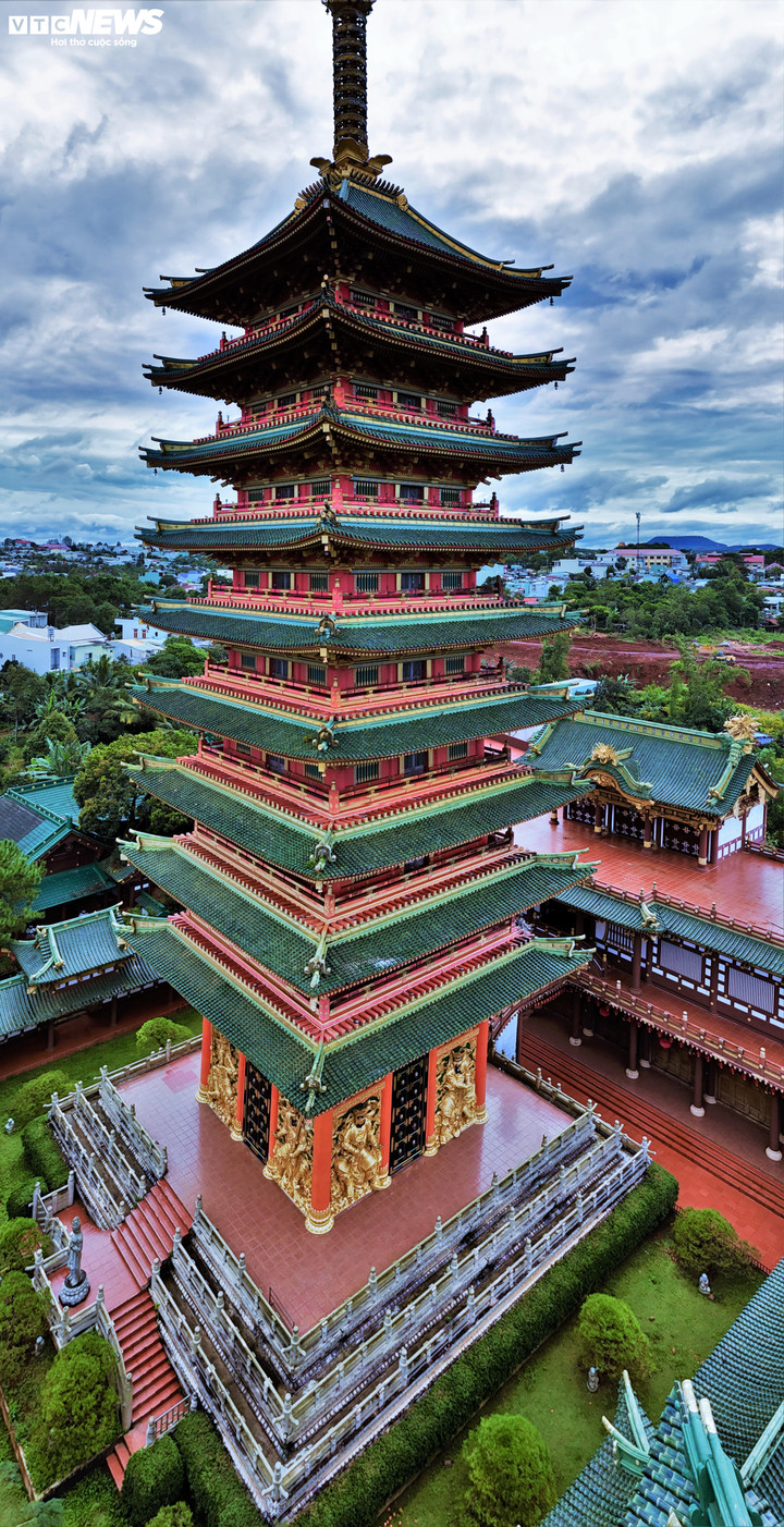 Bảo tháp Xá Lợi cao 9 tầng, với chiều cao ấn tượng lên đến 70 mét được sơn màu đỏ son và vàng rực rỡ. Tòa tháp này từng được xem là một trong những bảo tháp Phật giáo cao nhất Việt Nam.