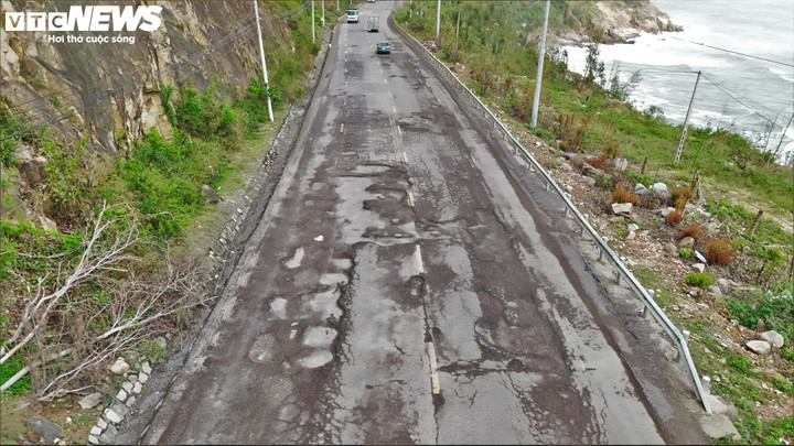 Quốc lộ 1D - đường ven biển dài khoảng 35 km, được cho là tuyến đường đẹp nhất nối địa bàn hai tỉnh Gia Lai - Đắk Lắk (Quy Nhơn - Sông Cầu) bị xuống cấp sau mưa lũ, tiềm ẩn hiểm nguy cho người tham gia giao thông.