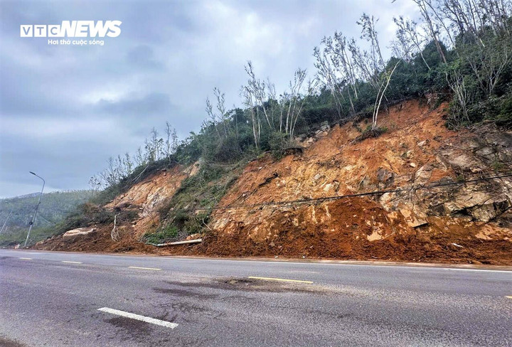 Không chỉ nền đường hư hỏng, ghi nhận trên tuyến 1D có nhiều điểm sạt lở đất đá. Dù đã được khắc phục và dọn dẹp nhưng chỉ mang tính tạm thời. Đất đá trên núi liên tục rơi tràn xuống mặt đường như bài viết 