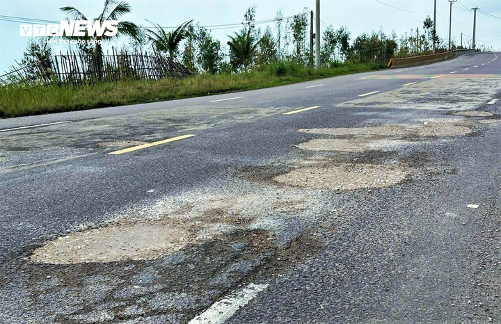 Mưa lũ đã qua nhưng việc khắc phục, sửa chữa diễn ra khá chậm. Đơn vị thi công khắc phục tạm thời nhưng vật liệu là đất trộn đá, chỉ duy trì được vài ngày trước khi bị mưa, phương tiện nặng cày xới và bong tróc trở lại.