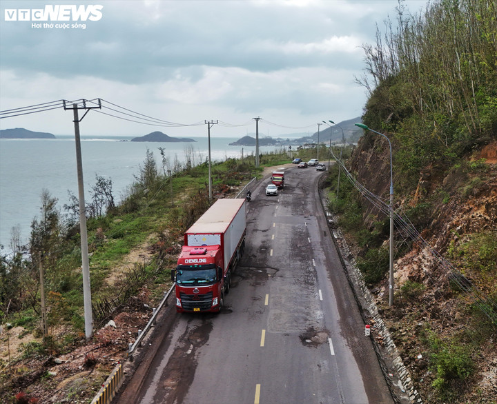 Ghi nhận của PV Báo Điện tử VTC News, những ngày qua một số đoạn trên tuyến Ql1D lởm chởm các ổ voi, ổ gà.