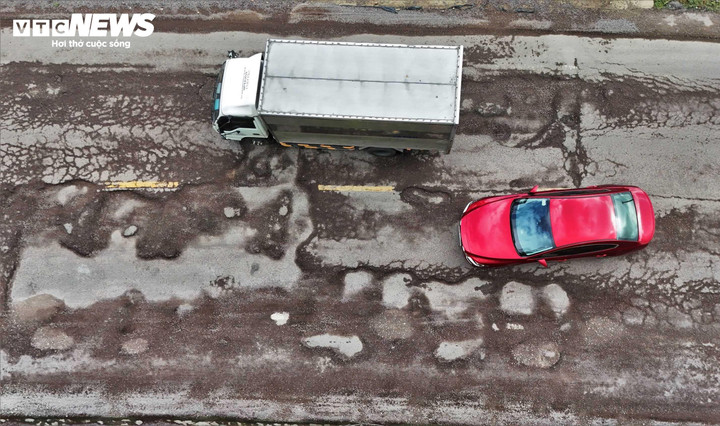 Các phương tiện di chuyển trên tuyến quốc lộ liên tục phanh gấp, cố gắng lái xe tránh né, tiềm ẩn nguy cơ mất an toàn giao thông.