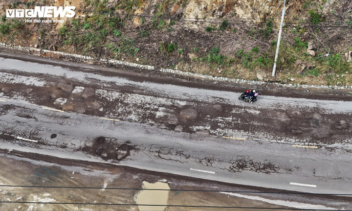 Đường dày đặc các hố sâu, khiến ô tô dễ 