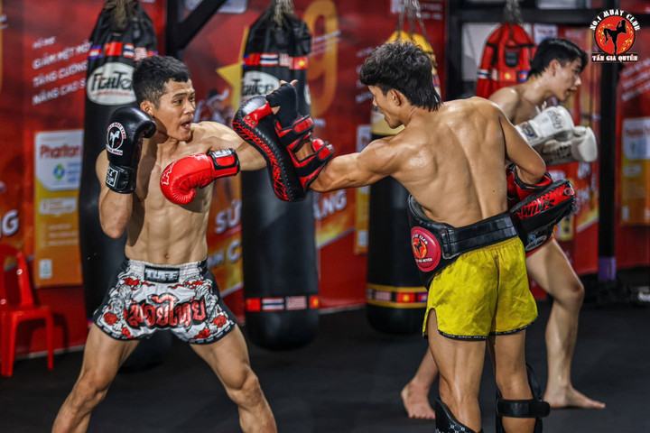 Lưu Đức Mạnh (bên trái) tập luyện với Nguyễn Trần Duy Nhất.