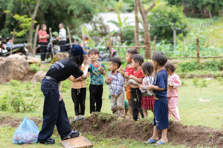 ໂດຍປະເຊີນໜ້າກັບຄວາມສົງໄສຂາດຄວາມໂປ່ງໃສ, ຮ່ວາງຮ່ວາຈູງໄດ້ປະກາດໂຈະການຊົ່ວຄາວຂອງໂຄງການ “ລ້ຽງລູກ” ເພື່ອຊີ້ແຈງບັນດາຂໍ້ສົງໄສ.