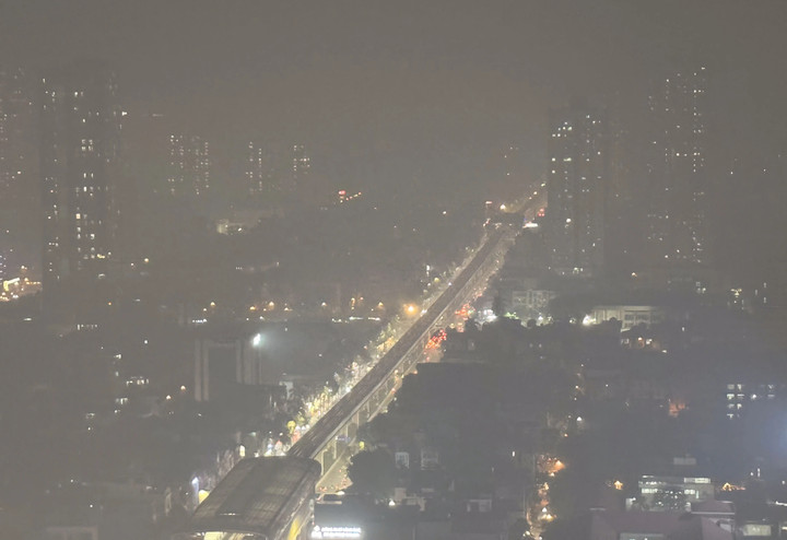 Bầu trời Hà Nội những ngày không khí ô nhiễm. (Ảnh: Viên Minh)