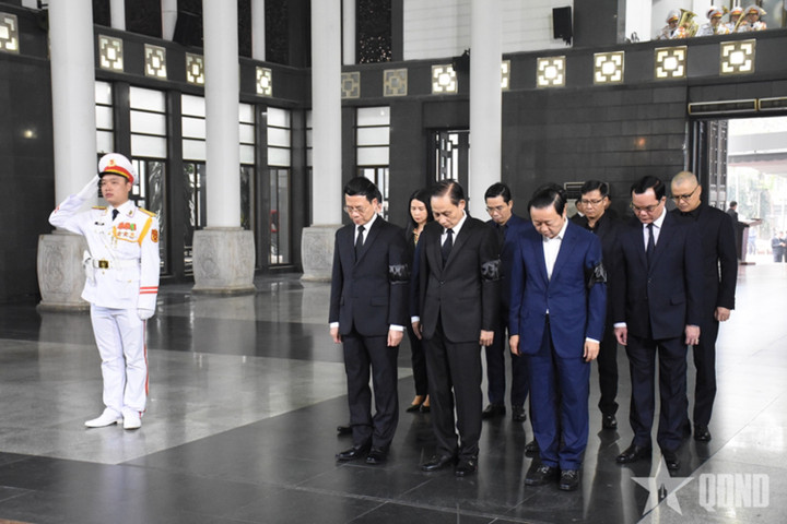 Đoàn Ban Bí thư Trung ương Đảng do ông Lê Hoài Trung, Bí thư Trung ương Đảng, Bộ trưởng Bộ Ngoại giao làm trưởng đoàn, tới viếng GS.TS Chu Tuấn Nhạ.