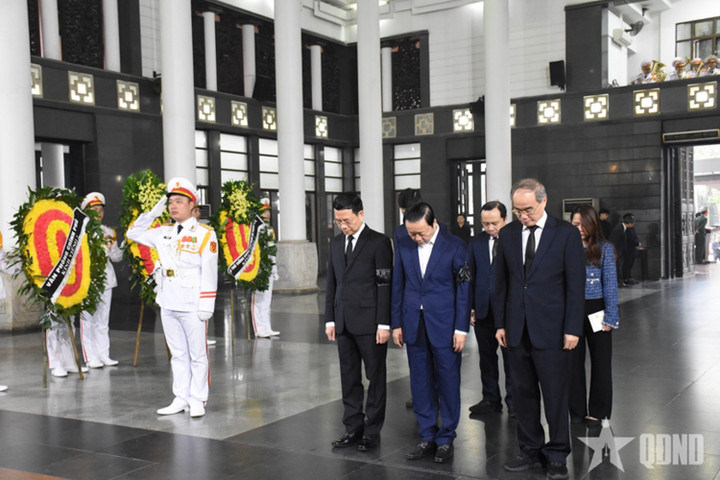 Đoàn Chính phủ do Ủy viên Trung ương Đảng, Phó Thủ tướng Trần Hồng Hà, làm trưởng đoàn, tới viếng GS.TS Chu Tuấn Nhạ.
