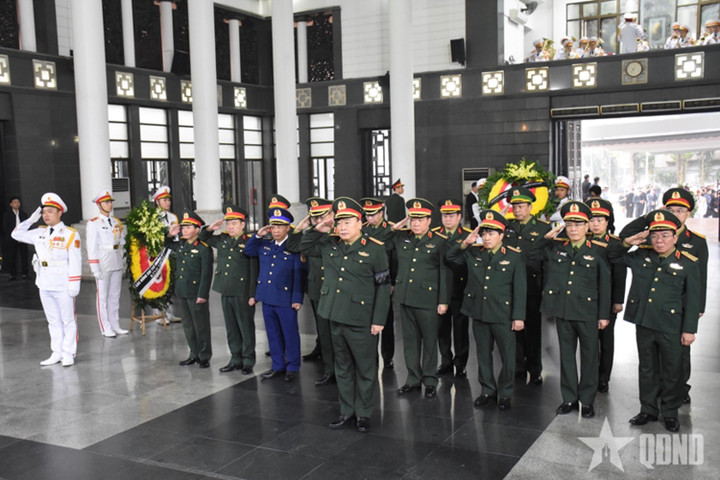 Đoàn Quân ủy Trung ương, Bộ Quốc phòng, do Trung tướng Lê Quang Đạo, Phó Tổng Tham mưu trưởng Quân đội nhân dân Việt Nam làm trưởng đoàn, tới viếng GS.TS Chu Tuấn Nhạ.