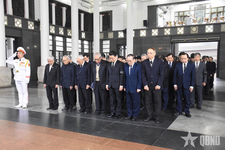 Đoàn Bộ Khoa học và Công nghệ, do ông Nguyễn Mạnh Hùng, Bộ trưởng Bộ Khoa học và Công nghệ, Trưởng ban lễ tang, làm trưởng đoàn, tới viếng GS.TS Chu Tuấn Nhạ.