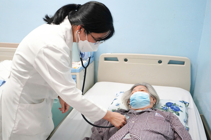 Người cao tuổi mắc viêm phổi có thể dẫn đến các biến chứng nặng. (Ảnh: BVCC)