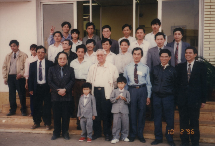 Cố Thủ tướng Võ Văn Kiệt (đứng giữa), nguyên Bộ trưởng Bộ năng lượng Thái Phụng Nê (ngoài cùng bên phải) chụp ảnh lưu niệm cùng CBCNV TBA 500kV sau gần một năm vận hành TBA 500kV Pleiku.