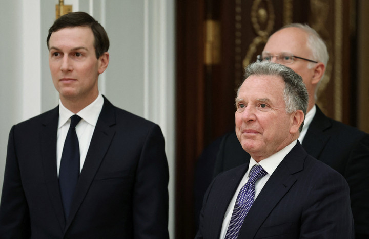 Đặc phái viên Steve Witkoff (phải) và ông Jared Kushner (Ảnh: Reuters)