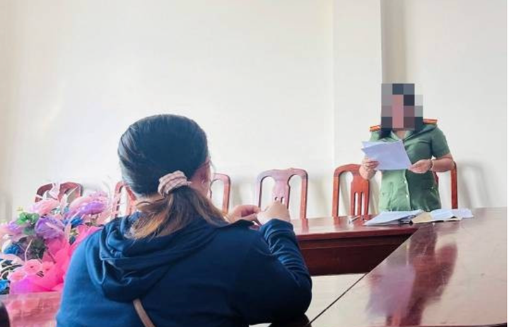 Công an làm việc với bà N.T.H.T. (Ảnh: CACM)