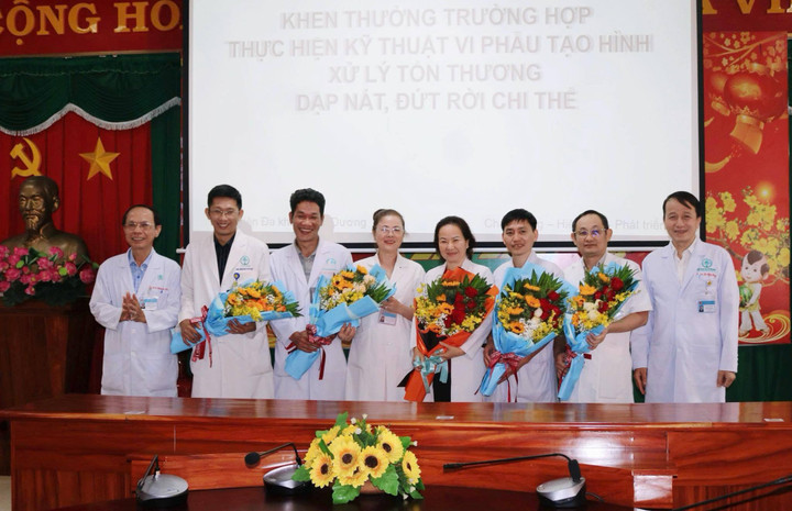 Ê kíp đa chuyên khoa nhận thư khen sau ca phẫu thuật thành công.