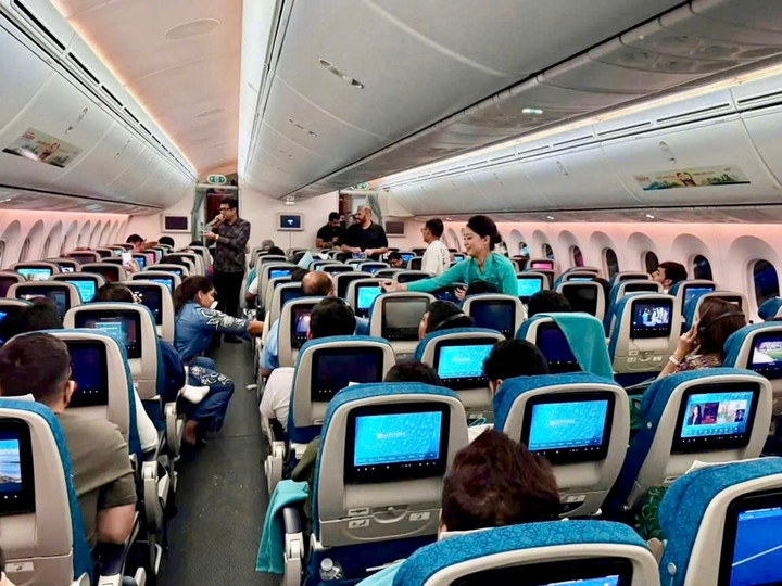 Vietnam Airlines vừa thực hiện thành công các chuyến bay thuê chuyến (charter) Delhi - Phú Quốc, đưa đoàn khách quốc tế đến Việt Nam tham dự đám cưới của tỷ phú Ấn Độ Divyank.
