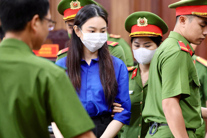 Nguyễn Thúc Thuỳ Tiên tại toà.