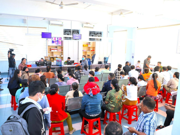 Người dân thực hiện cấp đổi căn cước tại Trung tâm Phục vụ hành chính công tỉnh Tây Ninh.