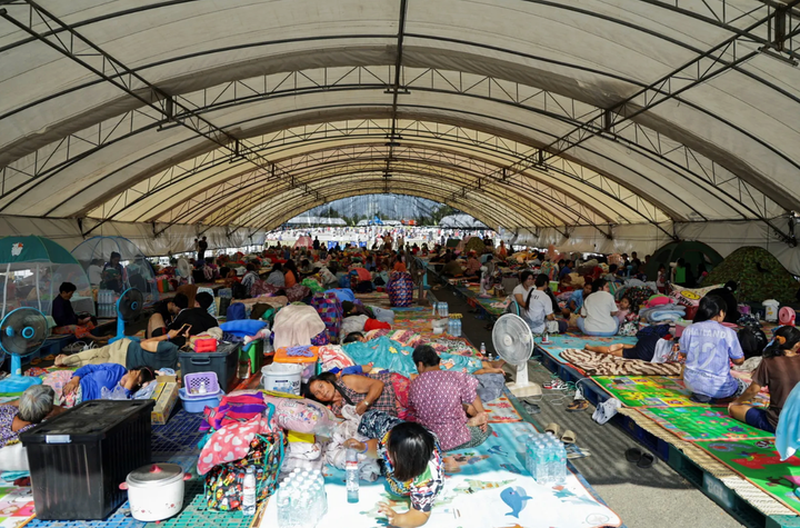 Trong khi đó tại Thái Lan, Quân khu 2 thông tin khoảng 70% cư dân ở 4 tỉnh dọc biên giới đã được sơ tán, với 35.623 dân làng trú ẩn tại trung tâm sơ tán tạm thời. (Ảnh: Reuters)