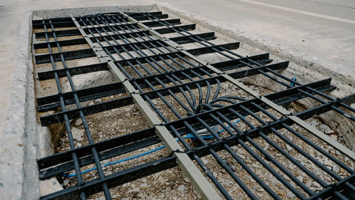 Các cuộn dây dưới mặt đường truyền năng lượng đến cuộn dây nhận gắn dưới gầm xe tải điện hạng nặng, giúp phương tiện sạc khi đang di chuyển. (Nguồn: Purdue University/Kelsey Lefever)