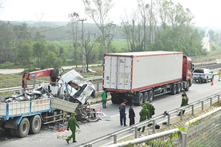 Tại hiện trường, các phương tiện được lực lượng chức năng phân luồng giao thông.