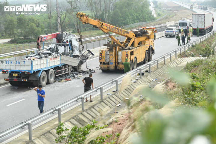 Một xe cẩu cỡ lớn được lực lượng chức năng huy động đến hiện trường để đưa phương tiện gặp tai nạn ra khỏi cao tốc, sớm thông xe.