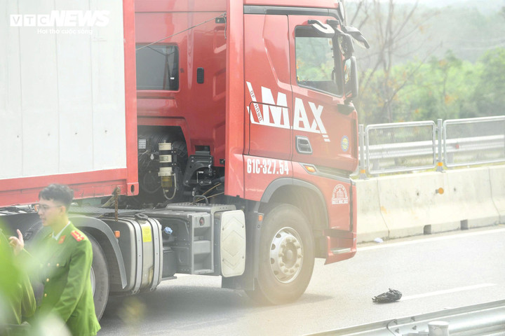 Ngoài ra, lực lượng kỹ thuật hình sự cũng có mặt để thu thập thông tin, khám nghiệm hiện trường phục vụ công tác điều tra.